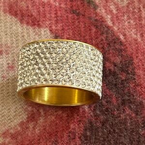 Elegant Gold and Crystal Ring